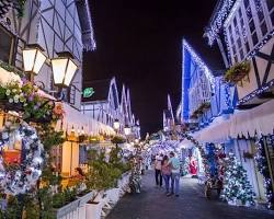 Cidade em clima de natal, enfeites coloridos e casas a caráter do Natal