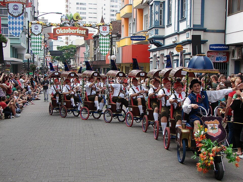 Uma multidão de pessoas vestidas tipicamente, no Oktoberfest